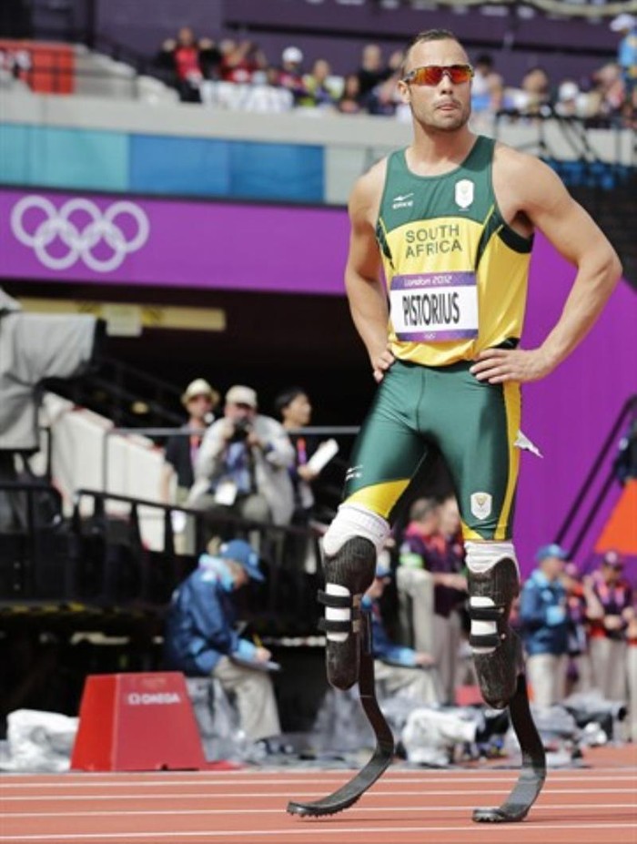 Năm 2008, Pistorius nằm trong danh sách những ứng cử viên đại diện cho điền kinh Nam Phi tại Olympic Bắc Kinh. Tuy vậy anh đã thất bại trong nỗ lực tham dự nội dung 4x400m tiếp sức khi chỉ thiếu đúng 0.70 giây ở vòng loại. Nếu đạt tiêu chuẩn, có lẽ Pistorius đã trở thành VĐV điền kinh khuyết tật đầu tiên dự Olympic. Đổi lại, anh lập một hat-trick ở Paralympic với huy chương vàng cho các nội dung 100m, 200m và 400m.